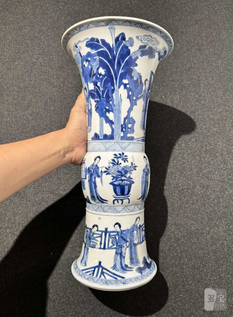 清康熙 青花鸳鸯绦故事图花觚 - 图5